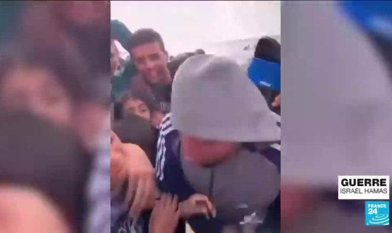 Aide humanitaire à Gaza : des colis alimentaires largués au-dessus de la mer