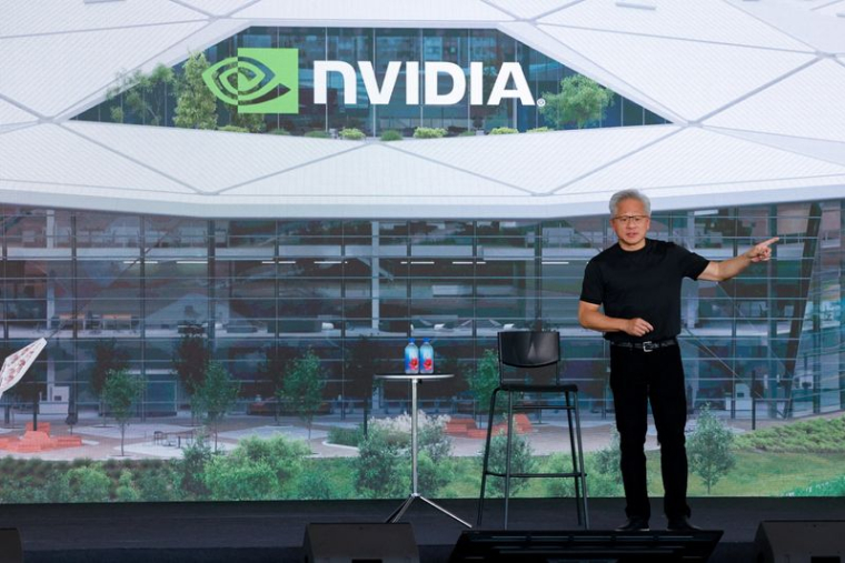 Jensen Huang, PDG de Nvidia, prononce un discours à l'occasion de la célébration des employés de Constellation à Taipei