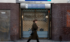 Une femme passe devant la station de métro Boulogne-Billancourt pendant la journée de grève à la RATP