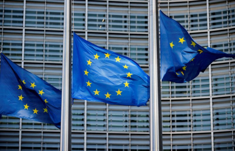 Les drapeaux de l'Union européenne devant le siège de la Commission européenne à Bruxelles