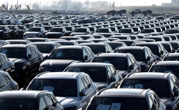 Des voitures neuves, dont les nouveaux véhicules électriques de fabrication chinoise de la société BYD, garées dans le port de Zeebrugge