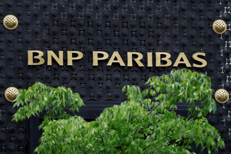 Le logo de BNP Paribas est visible sur un bâtiment de la banque à Paris