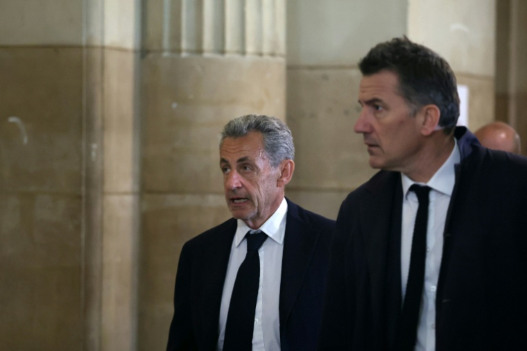 L'ancien président de la République Nicolas Sarkozy et l'avocat Sébastien Schapira, le 11 mai 2026 au palais de justice de Paris ( AFP / Alain JOCARD )