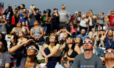 Photo d'archives: Les gens regardent l'éclipse solaire sur la pelouse de l'Observatoire Griffith à Los Angeles