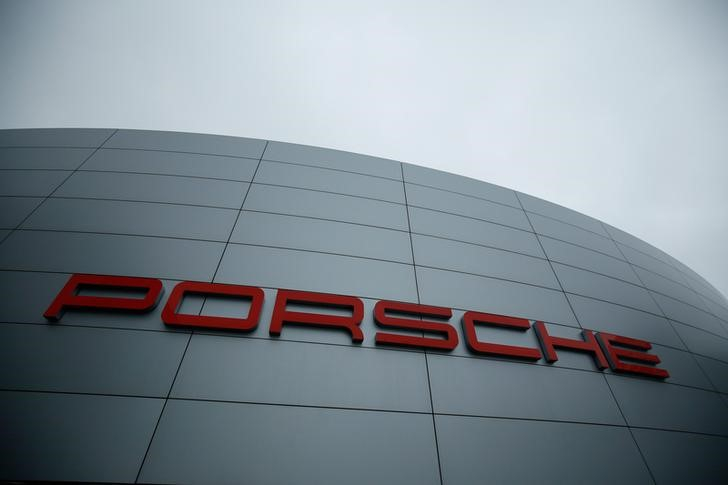 VOLKSWAGEN ENVISAGE D'INTRODUIRE EN BOURSE SA MARQUE DE LUXE PORSCHE AG, SELON UNE SOURCE