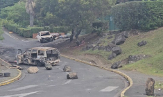 Des voitures brûlées sur une route de Nouméa