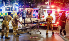 Des secouristes évacuent le corps d'une victime de l'incendie du bar Rong Beer Na Lat Phrao à Bangkok, le 13 juillet 2026 en Thaïlande ( AFP / chanakarn LAOSARAKHAM )