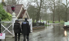 La police à l'entrée du Royal Lodge, ancienne résidence de l'ex-prince Andrew