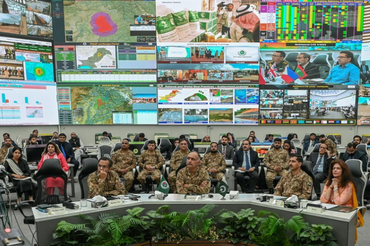 Inam Haider, à la tête de l'Autorité pakistanaise de gestion des catastrophes (C), lors d'un point presse à Islamabad au Pakistan le 17 août 2025 ( AFP / Aamir QURESHI )