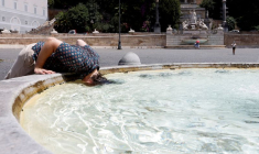Une personne se rafraîchit sur la Piazza del Popolo à Rome