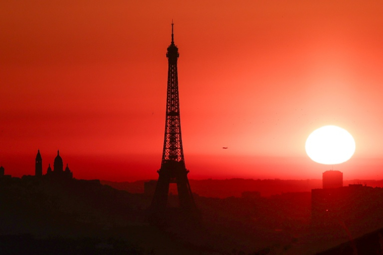 Mais dès ce jeudi, les 35 degrés seront "souvent atteints" dans le bassin parisien, la vallée de la Loire, le Grand-Est, l'Auvergne et la région lyonnaise ( AFP / Thibaud MORITZ )