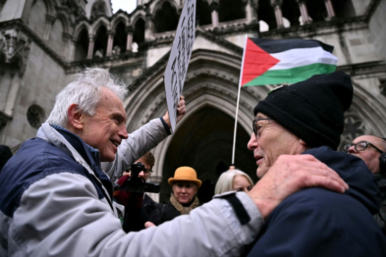 Des manifestants devant la Haute Cour de Londres le 13 février 2026 ( AFP / Ben STANSALL )