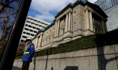 Un agent de sécurité se tient devant le siège de la Banque du Japon à Tokyo