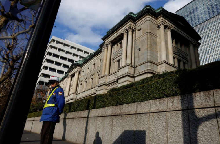 Un agent de sécurité se tient devant le siège de la Banque du Japon à Tokyo
