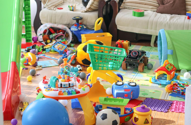 À l’approche de Noël, proposez à vos enfants de faire un tri de leurs jouets. ( crédit photo : Shutterstock )