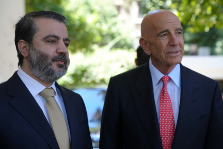 L'envoyé spécial américain pour la Syrie et ambassadeur en Turquie, Thomas Barrack (d), et ministre syrien des Affaires étrangères Assaad al-Chaibani à la résidence de l'ambassadeur américain à Damas, le 29 mai 2025 ( AFP / Rami al SAYED )
