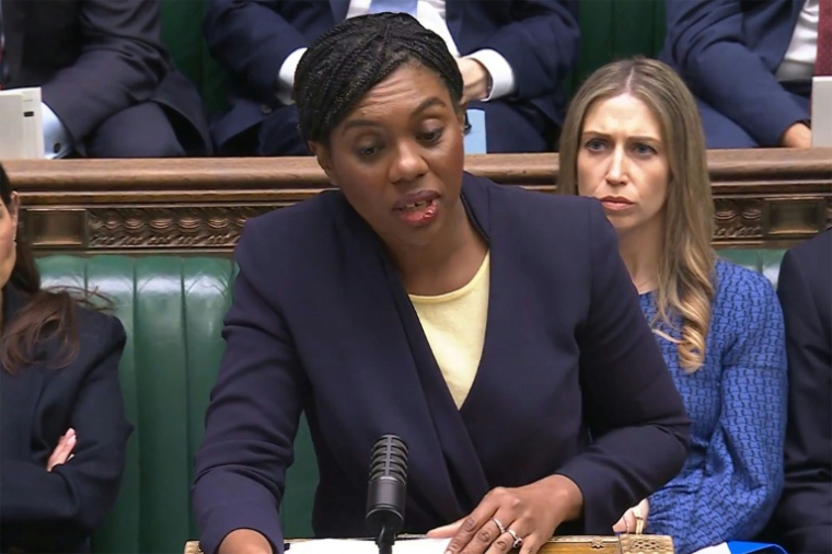 Image tirée d'une séquence diffusée par l'Unité d'enregistrement parlementaire britannique (PRU) via le site web Parliament TV, le 2 mars 2026, de la cheffe de l'opposition conservatrice, Kemi Badenoch lors d'une déclaration au Parlement ( PRU / - )