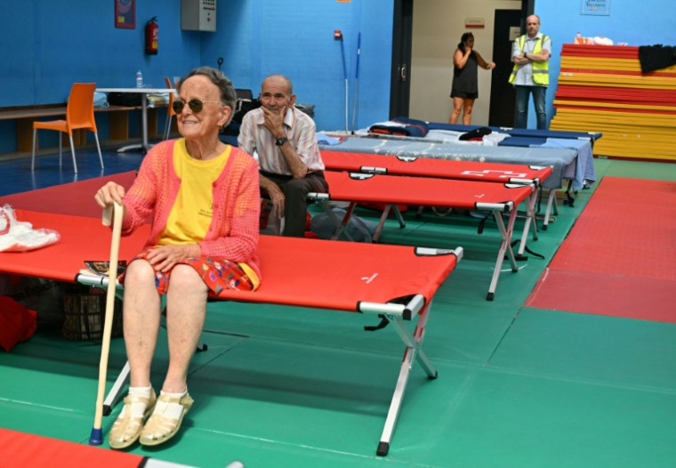 Personnes âgées évacuées en raison des incendies et qui ont trouvé refuge dans un gymnase de Villaviciosa de Odon, à l'ouest de Madrid, le 25 juin 2026 ( AFP / JAVIER SORIANO )