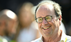 L'ancien président François Hollande assiste au Tour de France le 12 juillet 2026 ( AFP / Loic VENANCE )