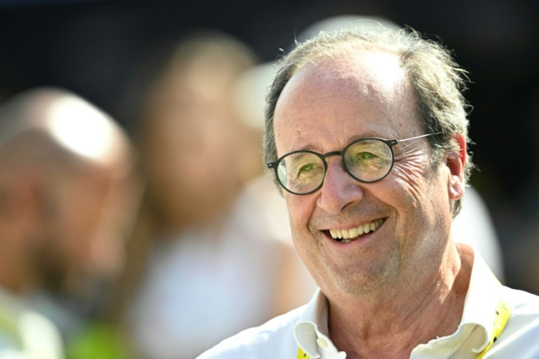 L'ancien président François Hollande assiste au Tour de France le 12 juillet 2026 ( AFP / Loic VENANCE )