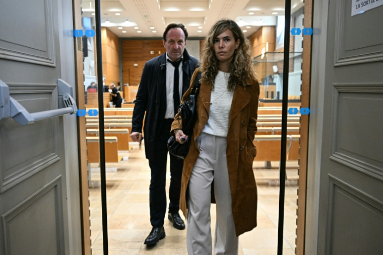 Alexandre Martin (g) et Emmanuelle Franck (d), avocats de l'accusé Cédric Jubillar, quittent le palais de justice d'Albi, le 22 septembre 2025 ( AFP / Lionel BONAVENTURE )