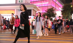 Des clients traversent la route à l'extérieur du centre commercial Causeway Bay à Hong Kong.