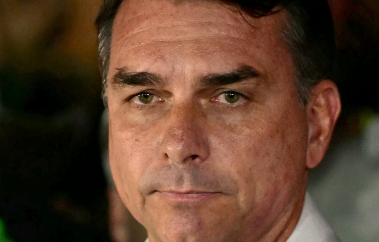 Le sénateur conservateur brésilien Flavio Bolsonaro à Brasilia, le 25 octobre 2026 ( AFP / Pablo PORCIUNCULA )