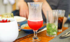 (Crédits photo : Adobe Stock - Visuel dépenses vacances restaurant et boissons)
