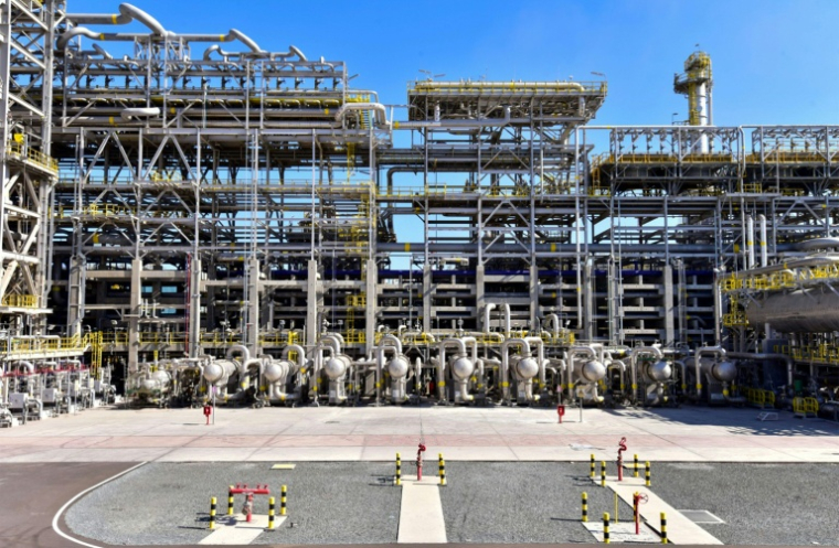 Photo non datée, diffusée le 11 novembre 2020 par la KNPC, filiale de la Kuwait Petroleum Corporation, montrant l'unité de distillation de pétrole brut de la raffinerie de Mina Abdullah, au sud de Koweït City ( KNPC / - )