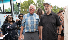 Ben Cohen et Jerry Greenfield, co-fondateurs de Ben & Jerry’s, le 16 septembre 2024 à Philadelphie, aux Etats-Unis. ( GETTY IMAGES NORTH AMERICA / LISA LAKE )