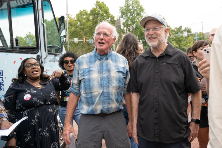 Ben Cohen et Jerry Greenfield, co-fondateurs de Ben & Jerry’s, le 16 septembre 2024 à Philadelphie, aux Etats-Unis. ( GETTY IMAGES NORTH AMERICA / LISA LAKE )