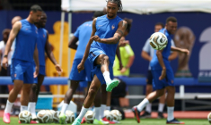 Michael Olise à l'entraînement avec l'équipe de France lundi à la Southern Methodist University (SMU) près de Dallas, au Texas, avant la demi-finale du Mondial contre l'Espagne mardi. ( AFP / FRANCK FIFE )