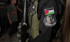 Un convoi de la Croix-Rouge transportant les corps de deux otages quitte la ville de Gaza