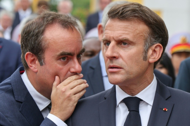 Emmanuel Macron (D) et Sébastien Lecornu (G) à Hanoi (Vietnam) le 26 mai 2025 ( AFP / Ludovic MARIN )