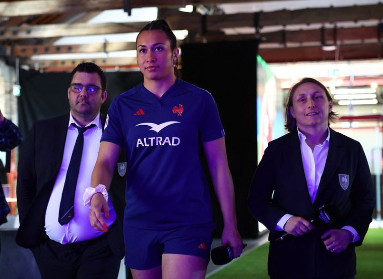 Manae Feleu devant les sélectionneurs David Ortiz et Gaëlle Mignot, à Londres