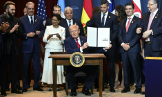 Donald Trump aux côtés de dirigeants d'Amérique latine, le 7 mars 2026 à Doral, en Floride ( AFP / SAUL LOEB )