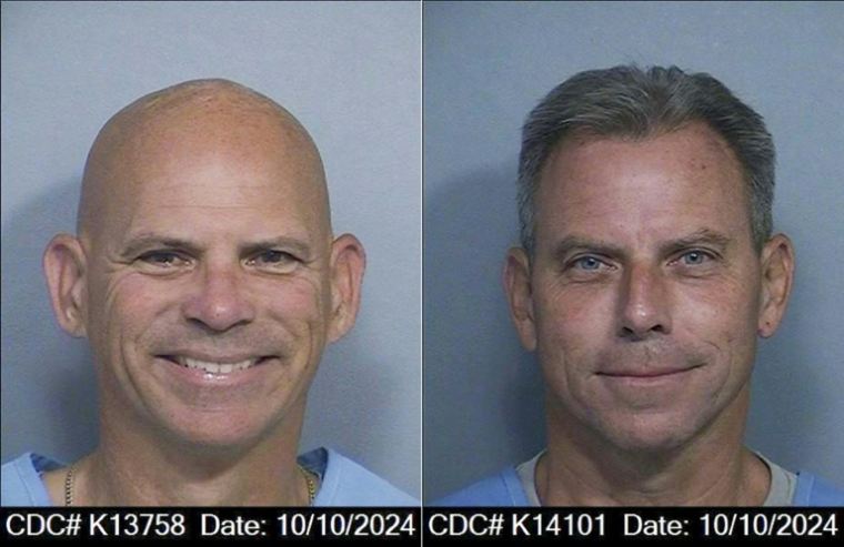Cette combinaison d'images, créée le 14 avril 2025 avec l'autorisation du département des Corrections et réhabilitations de Californie (CDCR), montre les photos d'identité judiciaire de Lyle Menendez (g) et d'Erik Menendez datant du 10 octobre 2024 ( California Department of Corrections and Rehabilitation / HANDOUT )