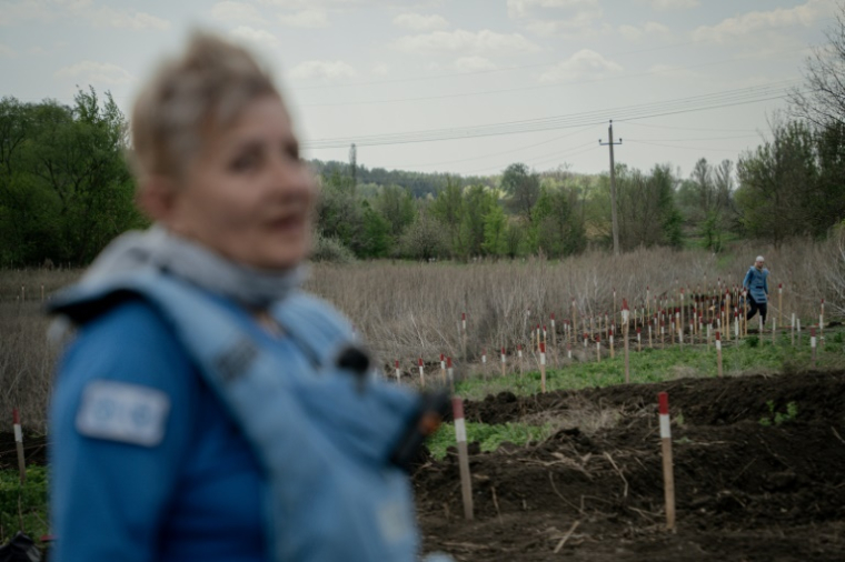 La Fondation Suisse de Déminage (FDS) démine les champs du village de  Kamyanka, dans la région de Kharkiv, le 1er mai 2025 ( AFP / Ivan SAMOILOV )