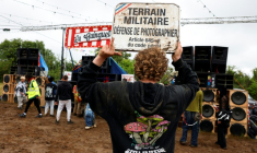Un participant à la free party organisée sur un terrain militaire, le 4 mai 2026 à Cornusse, près de Bourges ( AFP / Kenzo TRIBOUILLARD )