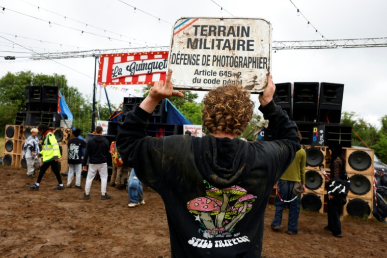 Un participant à la free party organisée sur un terrain militaire, le 4 mai 2026 à Cornusse, près de Bourges ( AFP / Kenzo TRIBOUILLARD )