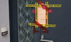 Des scellés apposés sur la porte de la maison de Manon Relandeau, une jeune mère de famille de la région nantaise qui pourrait avoir été tuée, le 29 avril à Saint-Etienne-de-Montluc, en Loire-Atlantique  ( AFP / Damien MEYER )