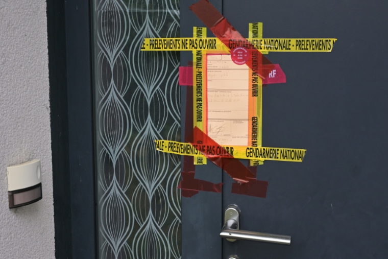 Des scellés apposés sur la porte de la maison de Manon Relandeau, une jeune mère de famille de la région nantaise qui pourrait avoir été tuée, le 29 avril à Saint-Etienne-de-Montluc, en Loire-Atlantique  ( AFP / Damien MEYER )