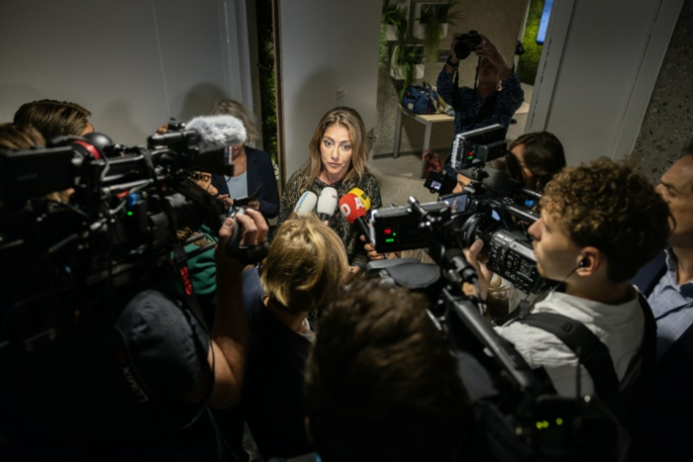 Dilan Yesilgoz, dirigeante du parti néerlandais VVD, s'exprime devant la presse le 3 juin 2025 à La Haye. ( ANP / Laurens van PUTTEN )
