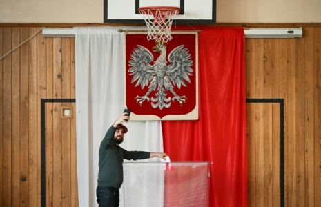 Un électeur polonais prend un selfie au moment de voter pour la présidentielle le 1er juin 2025 à Varsovie ( AFP / Sergei GAPON )