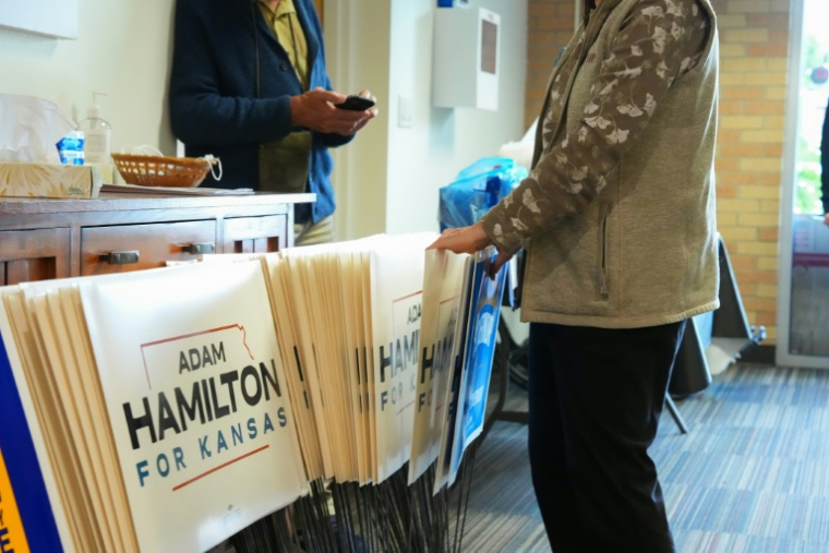 Des habitants récupérant des pancartes en faveur du candidat démocrate Adam Hamilton lors d'un événement à Lenexa, au Kansas, le 19 octobre 2026 ( GETTY IMAGES NORTH AMERICA / Kyle Rivas )