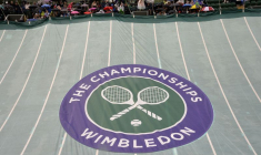 Des bâches de protection recouvrent un court sous la pluie lors des Championnats de tennis de Wimbledon, à Londres