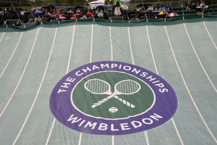 Des bâches de protection recouvrent un court sous la pluie lors des Championnats de tennis de Wimbledon, à Londres