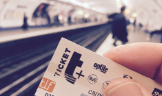 Île-de-France: le ticket de métro en carton, c’est bientôt fini (Crédit photo: Luc Legay - Flickr)