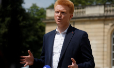 Le député La France insoumise (LFI) Adrien Quatennens s'adresse aux journalistes après une rencontre avec le Président français au Palais de l'Elysée