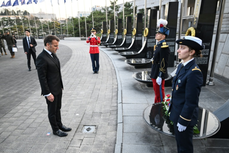 Emmanuel Macron au Mémorial de la Guerre de Corée, à Séoul le 2 avril 2026 ( AFP / JUNG Yeon-je )